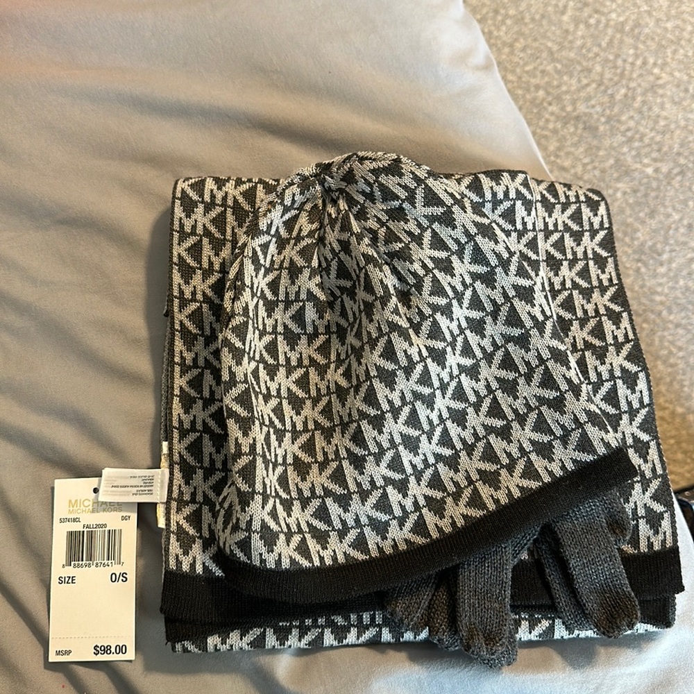Michael Kors Hat/Scarf/Glove Set